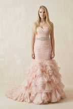 Robe de mariée rose en tulle coupe sirène à décolleté cœur ornée de volants - Harana