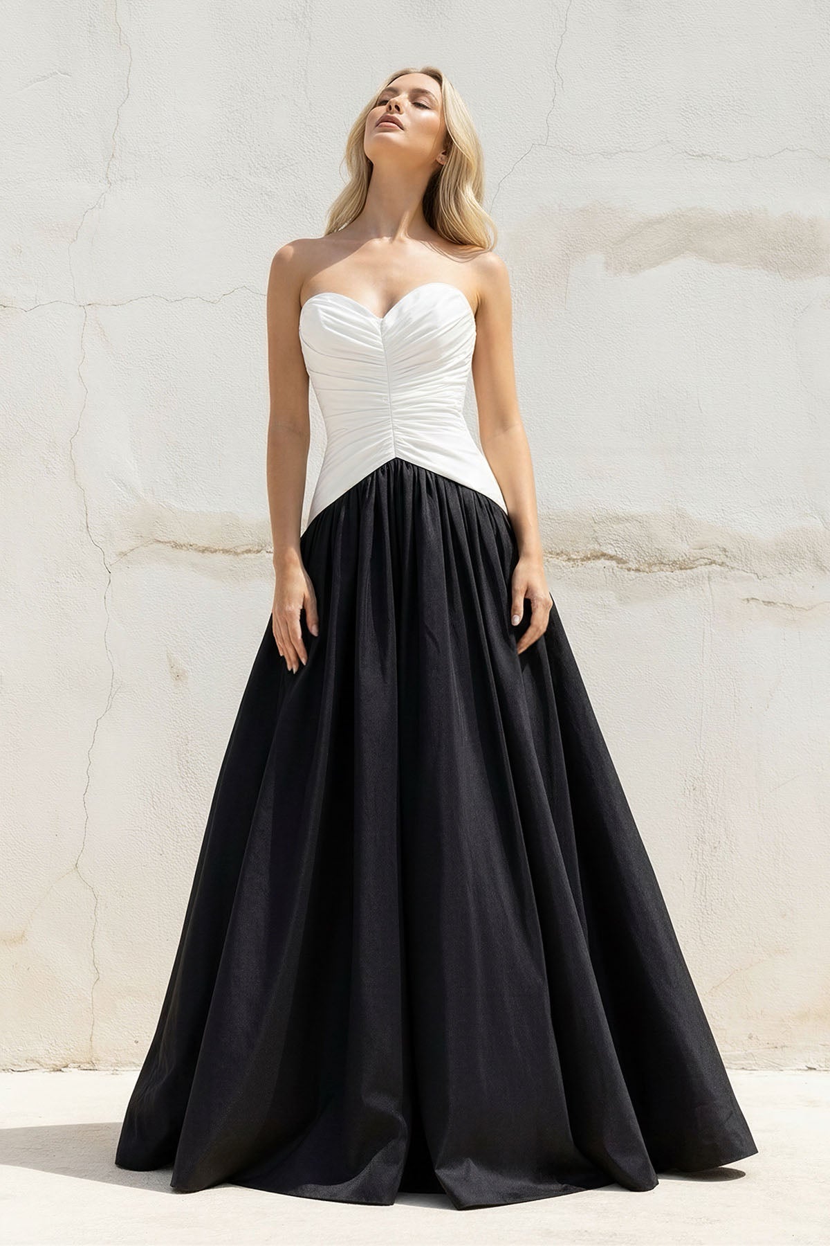 Robe longue black & white décolleté cœur effet drapé - Harana