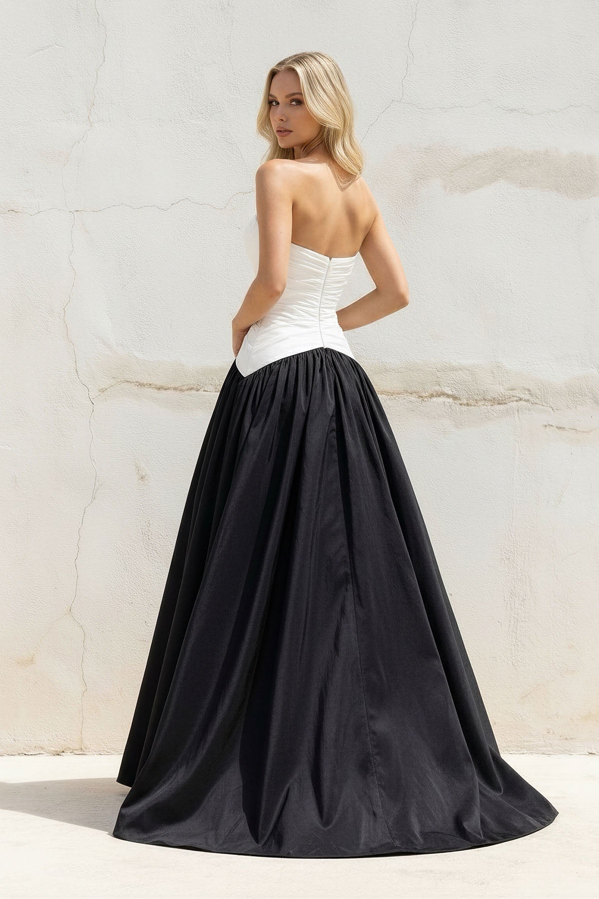 Robe longue black & white décolleté cœur effet drapé - Harana