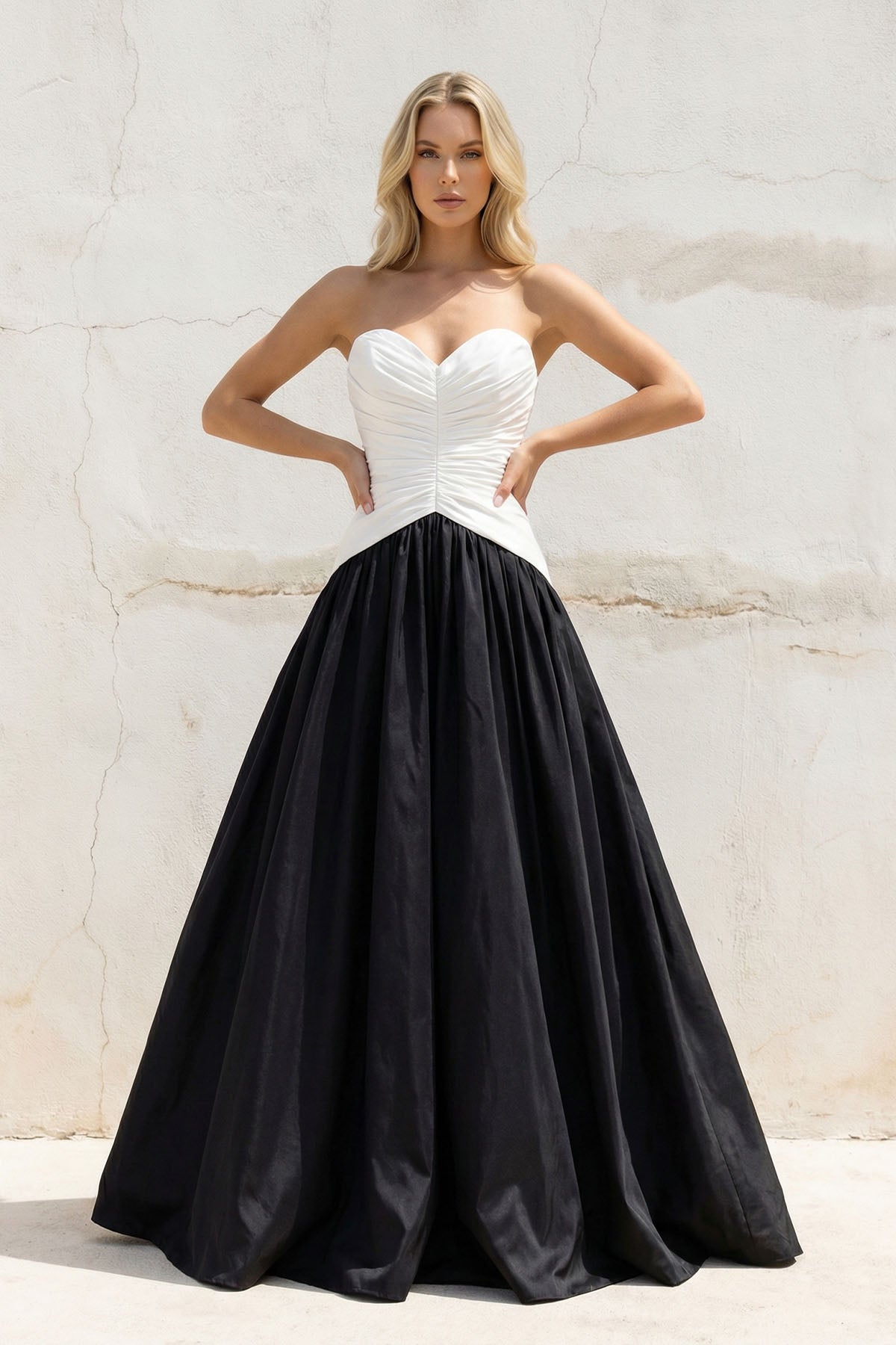 Robe longue black & white décolleté cœur effet drapé - Harana