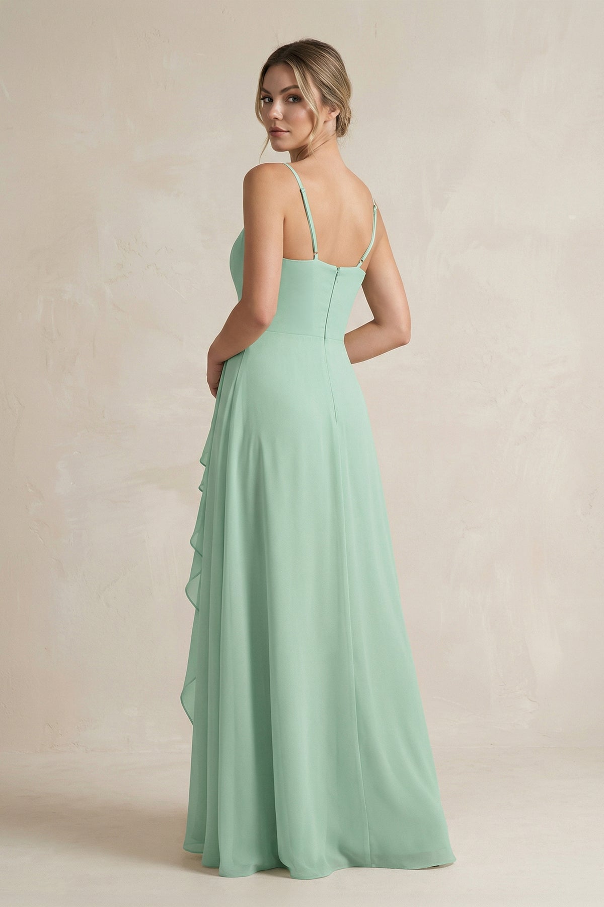 Robe demoiselle d’honneur pale pistachio longue sans manches avec fente effet drapé - Harana