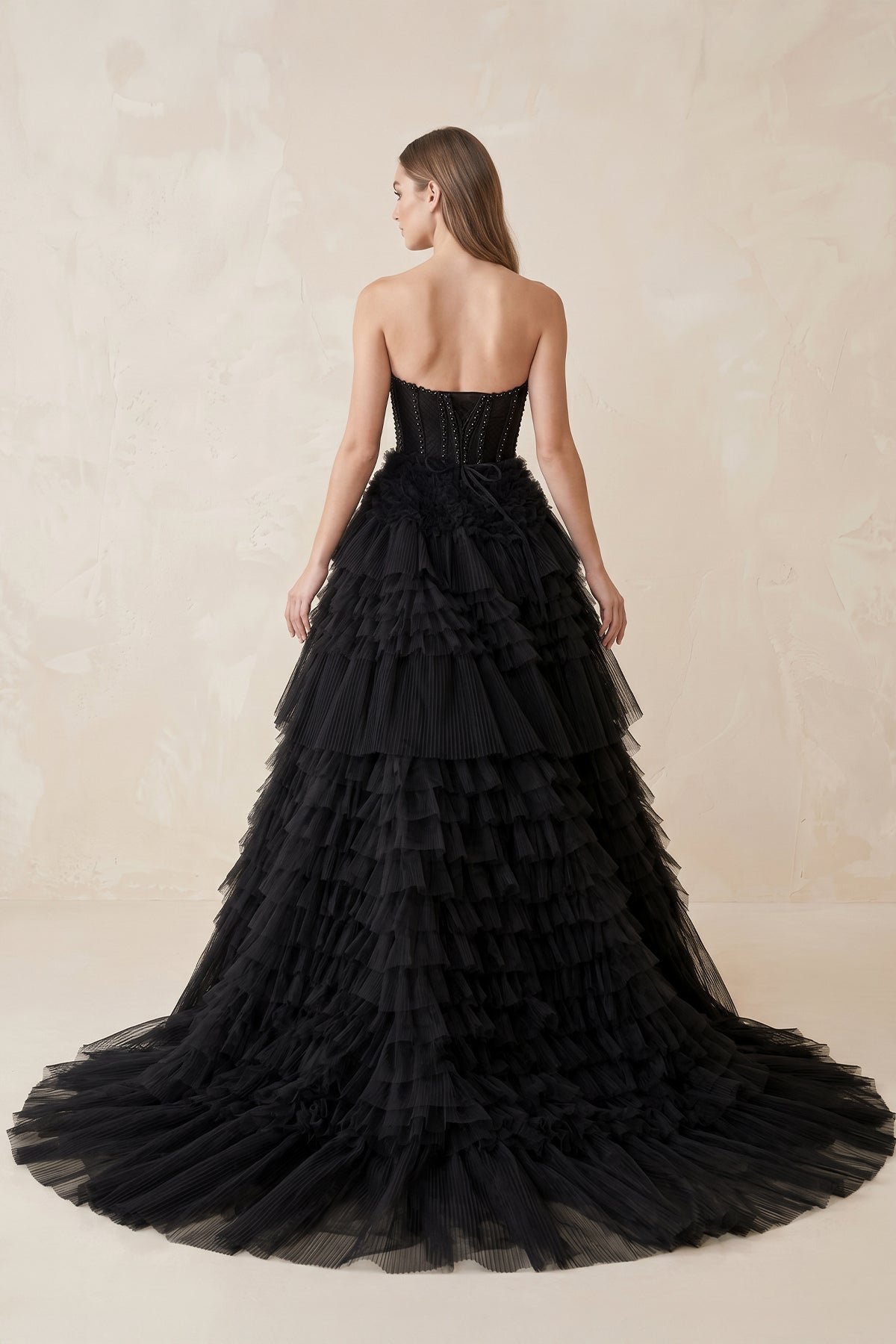 Robe de mariée noire en tulle à décolleté cœur ornée de volants - Harana