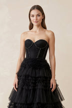 Robe de mariée noire en tulle à décolleté cœur ornée de volants - Harana