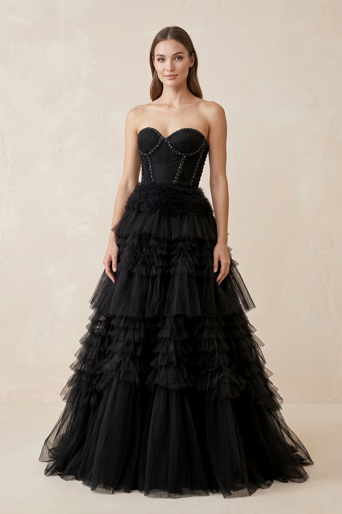 Robe de mariée noire en tulle à décolleté cœur ornée de volants - Harana