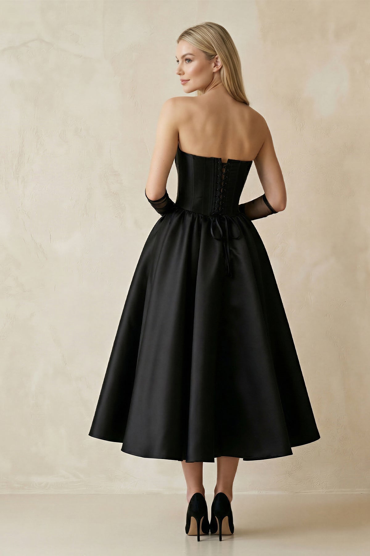 Robe de mariée noire trapèze en satin décolleté cœur sans manches - Harana