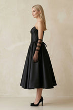 Robe de mariée noire trapèze en satin décolleté cœur sans manches - Harana