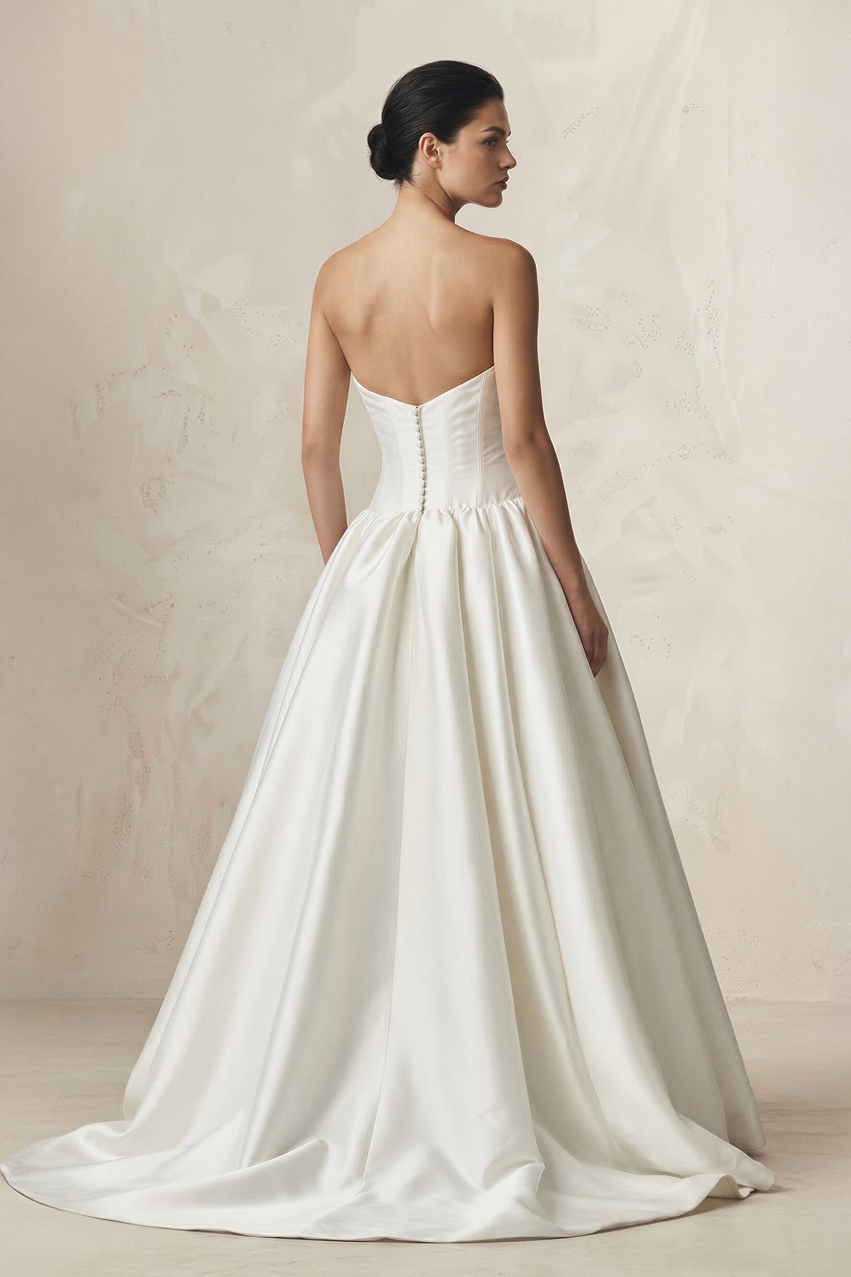 Robe de mariée ivoire courte sans manches satinée - Harana