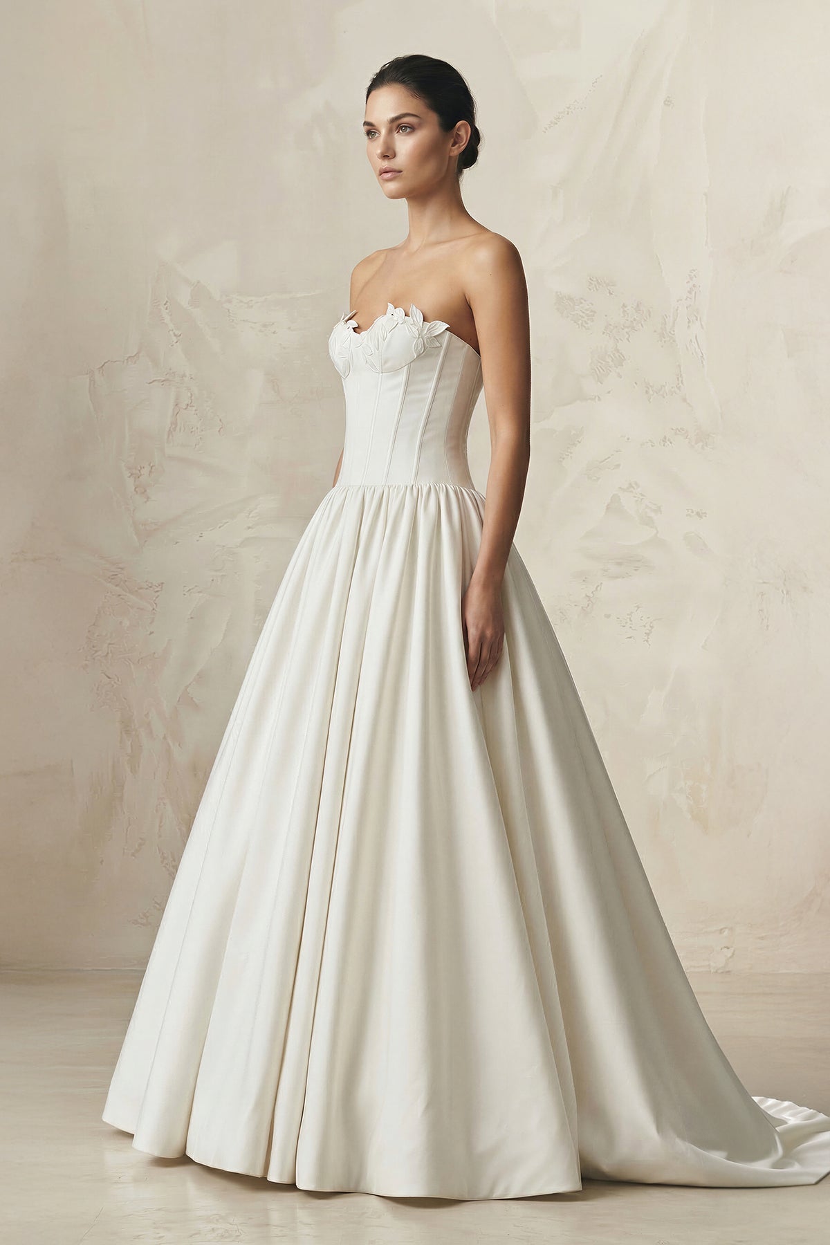 Robe de mariée ivoire courte sans manches satinée - Harana