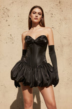 Robe courte noir satinée décolleté cœur - Harana