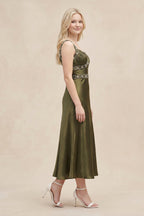 Robe vert olive midi satinée coupe fourreau à décolleté cœur plissée - Harana