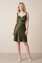 Robe vert olive courte satinée coupe fourreau à décolleté cœur - Harana