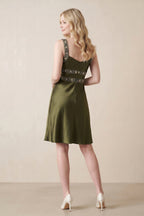 Robe vert olive courte satinée coupe fourreau à décolleté cœur - Harana