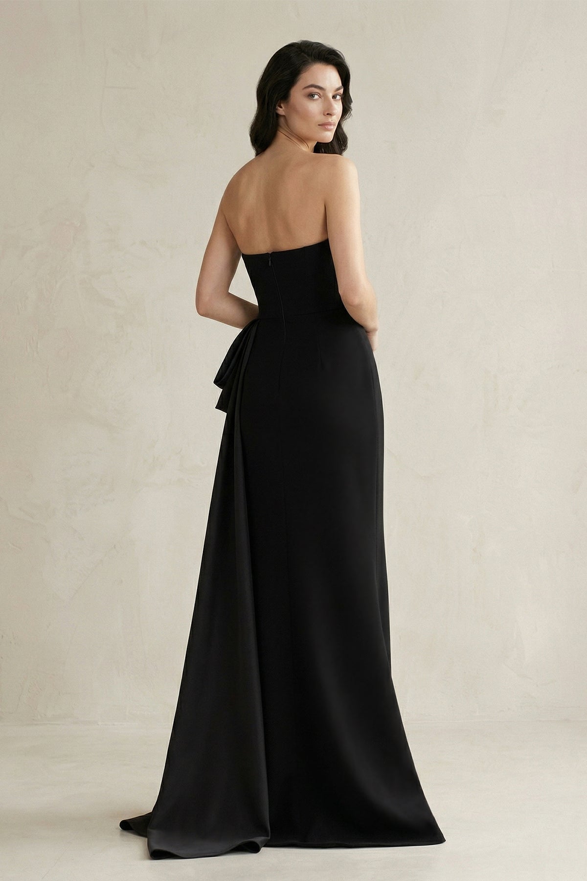 Robe de mariée noire satinée coupe fourreau à décolleté cœur plissée - Harana