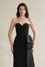Robe de mariée noire satinée coupe fourreau à décolleté cœur plissée - Harana