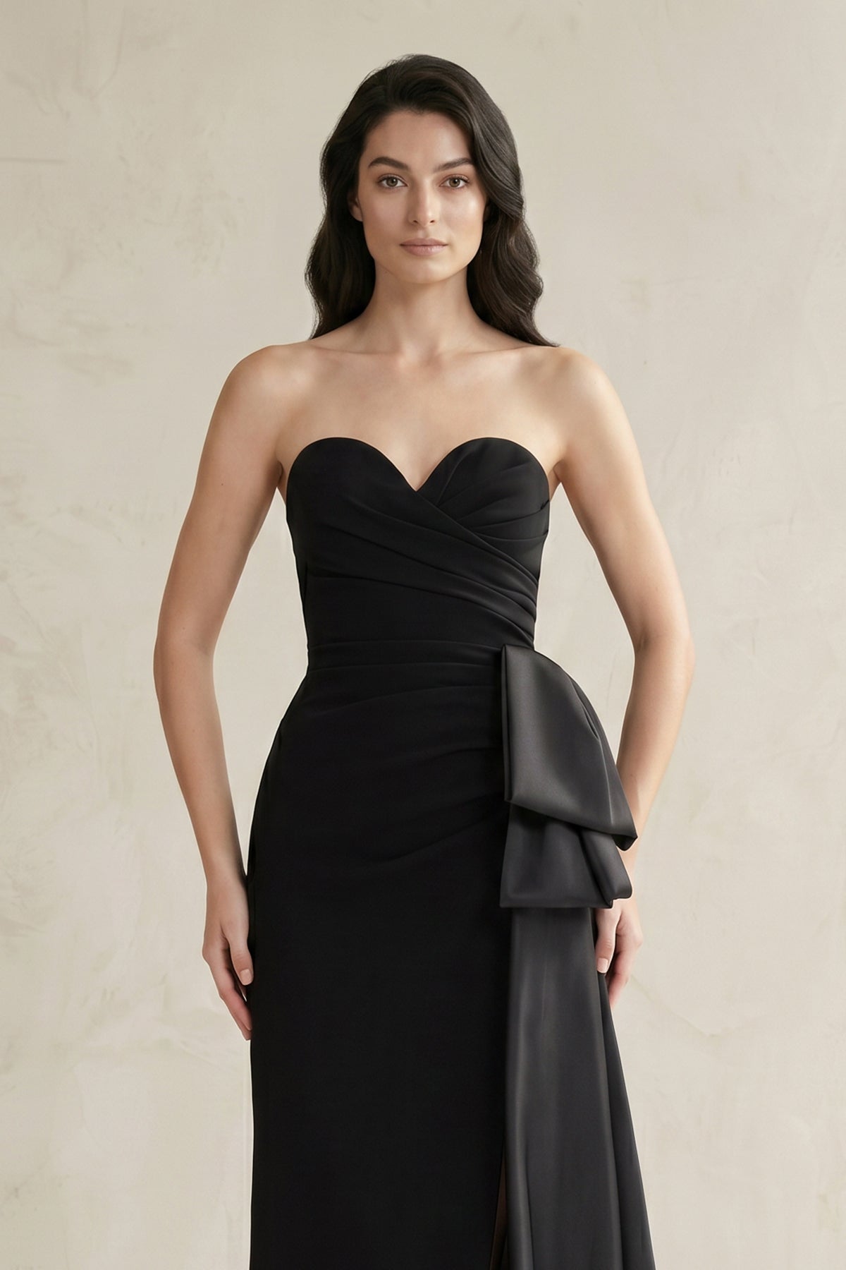 Robe de mariée noire satinée coupe fourreau à décolleté cœur plissée - Harana