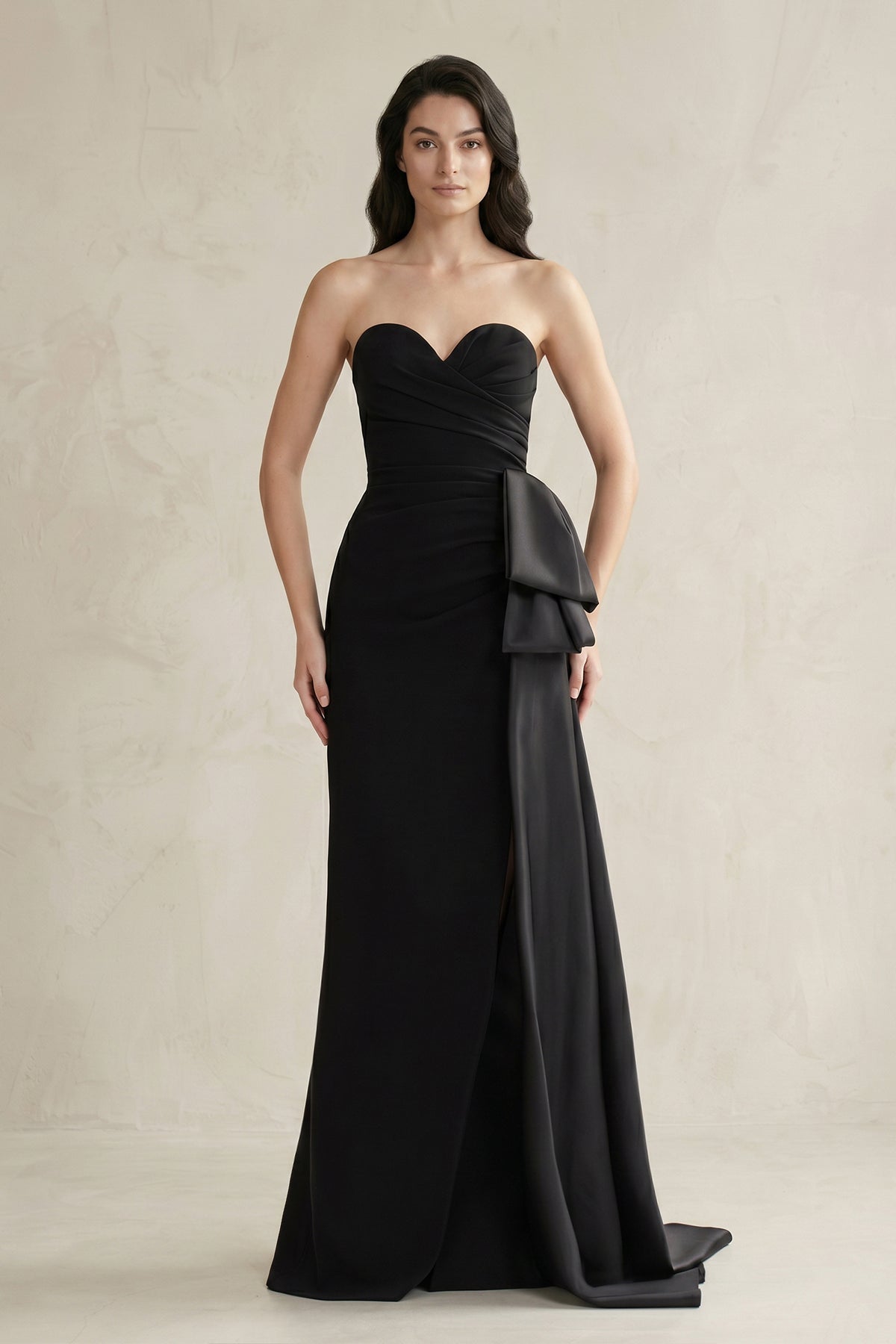 Robe de mariée noire satinée coupe fourreau à décolleté cœur plissée - Harana