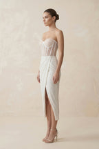 Robe de mariée blanche fourreau dentelle décolleté cœur à corset sans manches - Harana