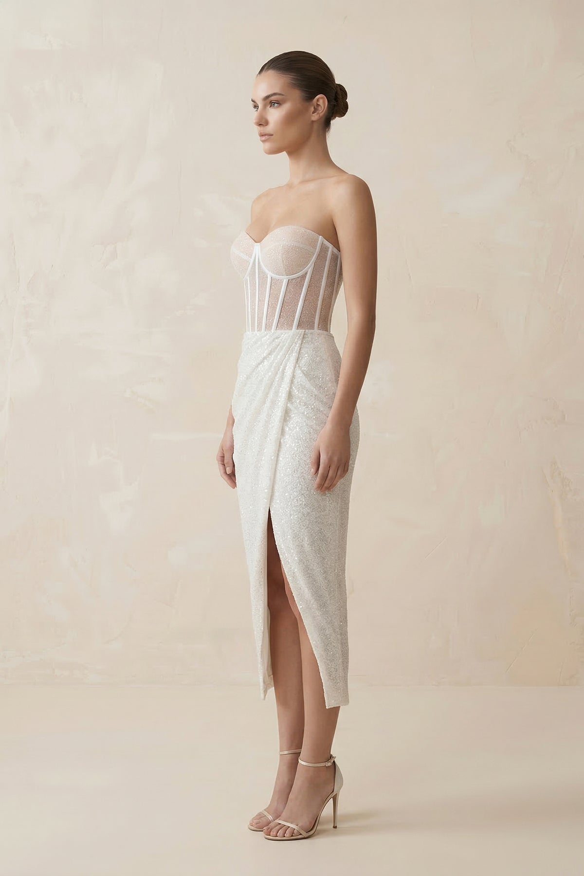 Robe de mariée blanche fourreau dentelle décolleté cœur à corset sans manches - Harana