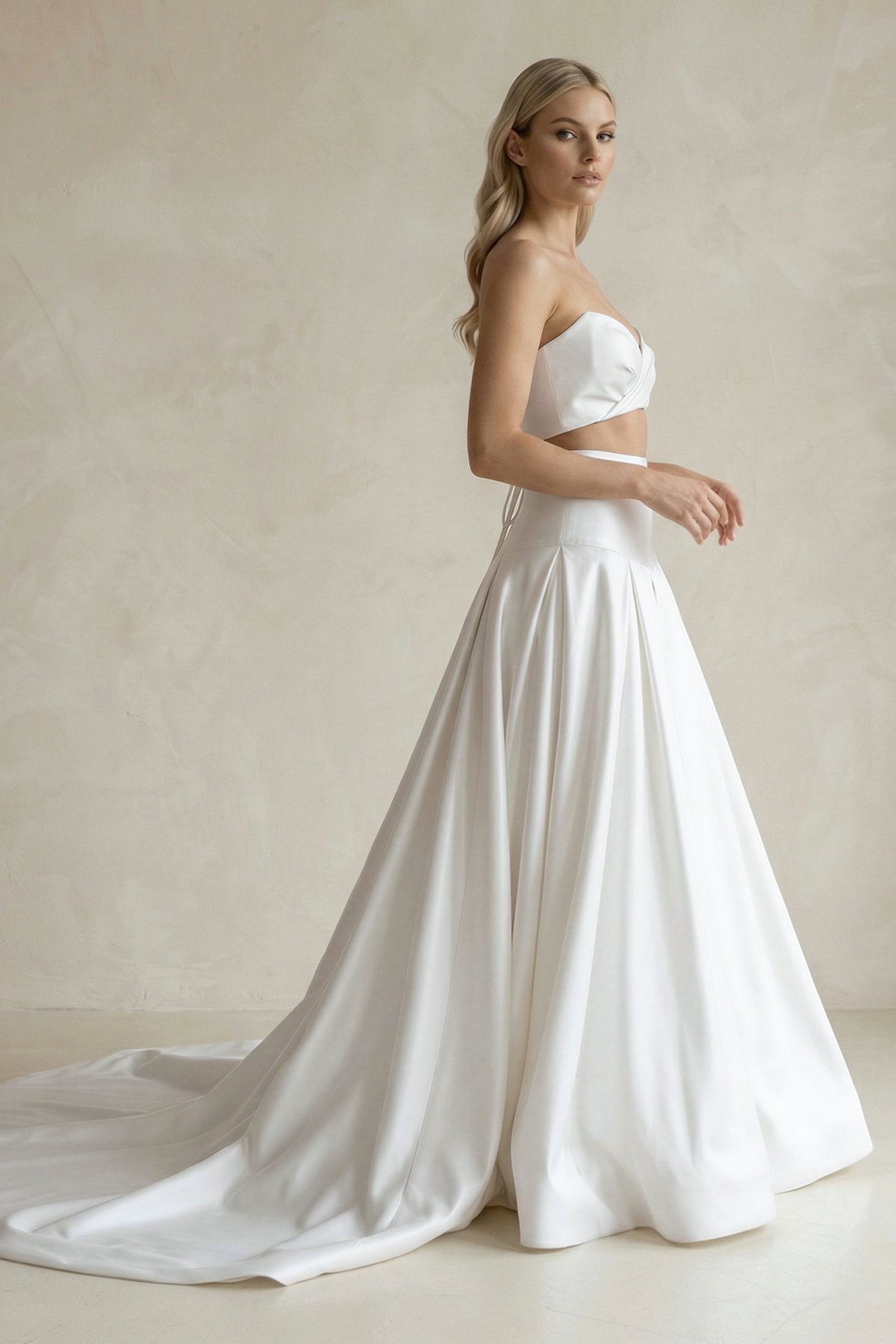Robe de mariée blanche trapèze en satin décolleté cœur sans manches - Harana
