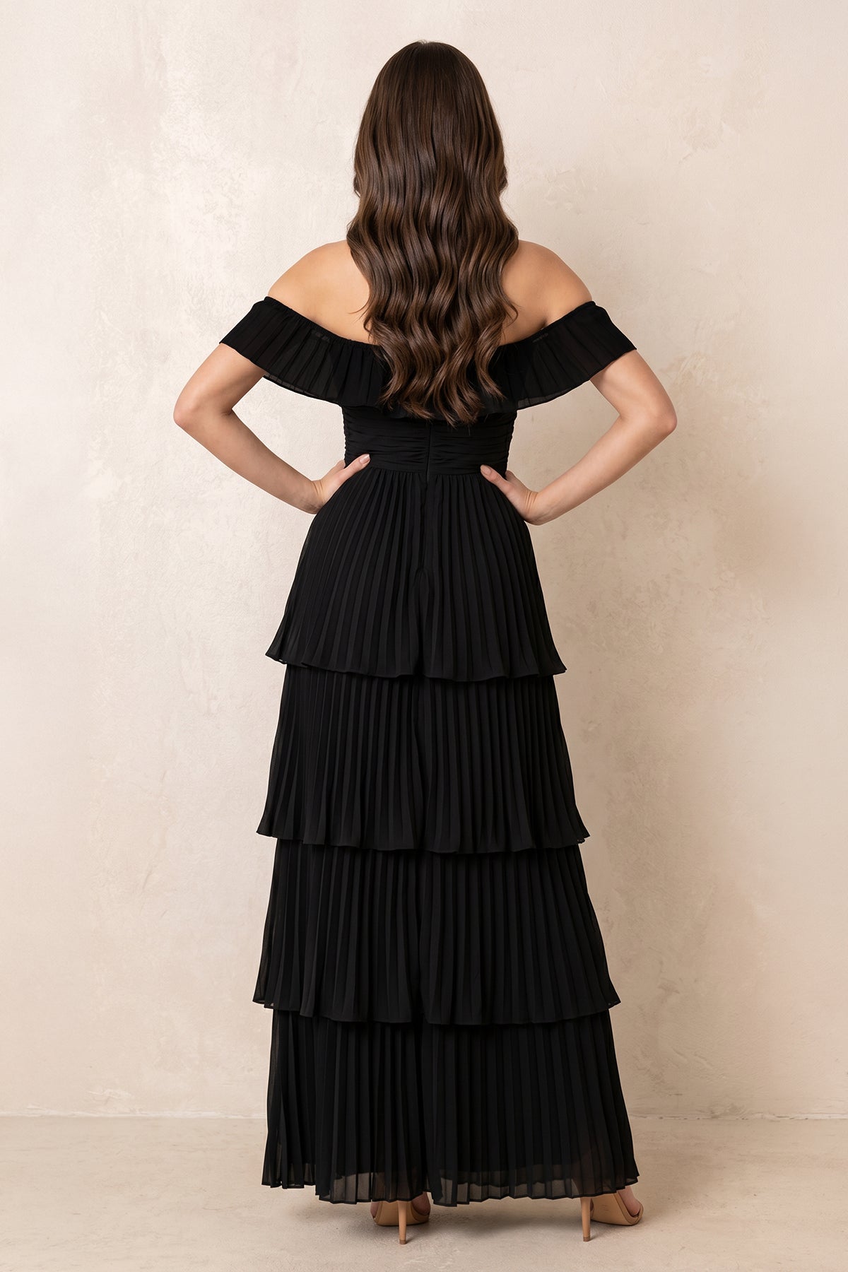 Robe noire longue en mousseline à épaules dénudées plissée - Harana