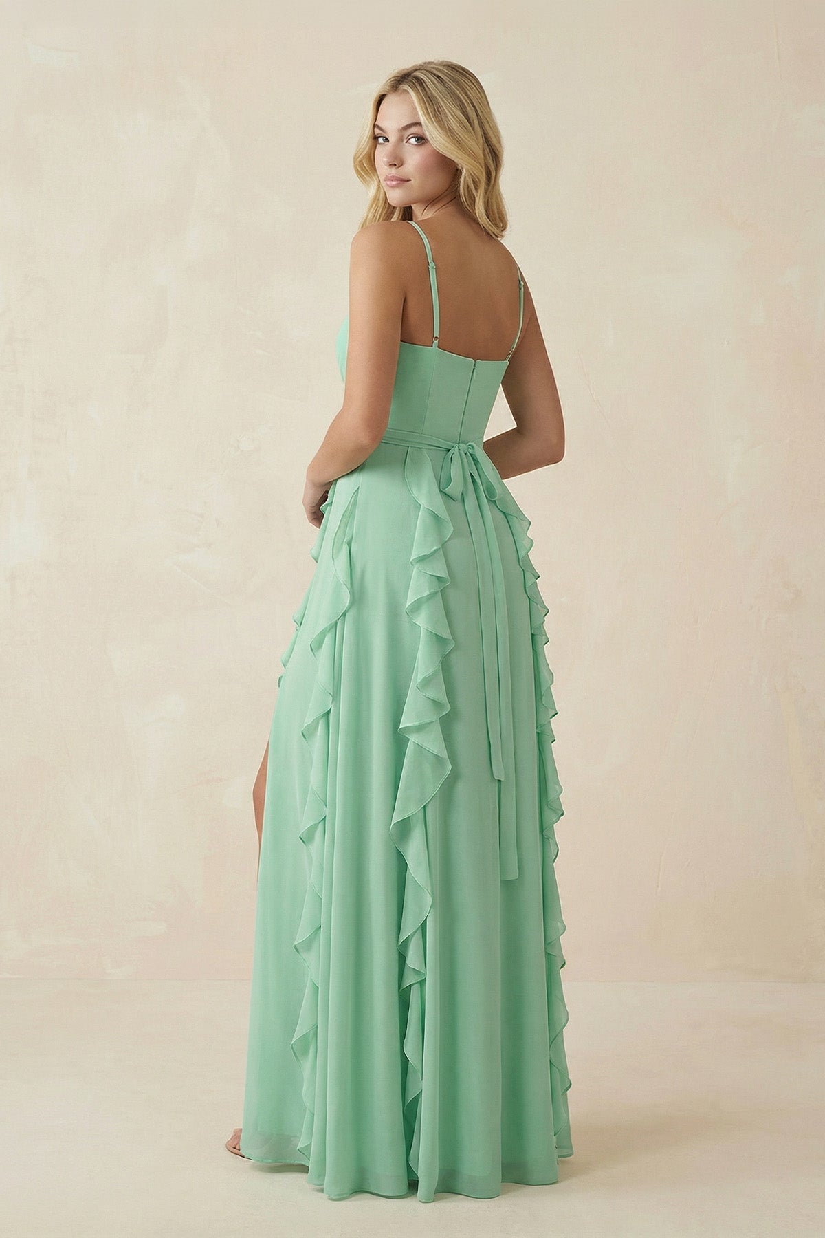 Robe demoiselle d’honneur pale pistachio longue à fines bretelles sans manches avec fente - Harana