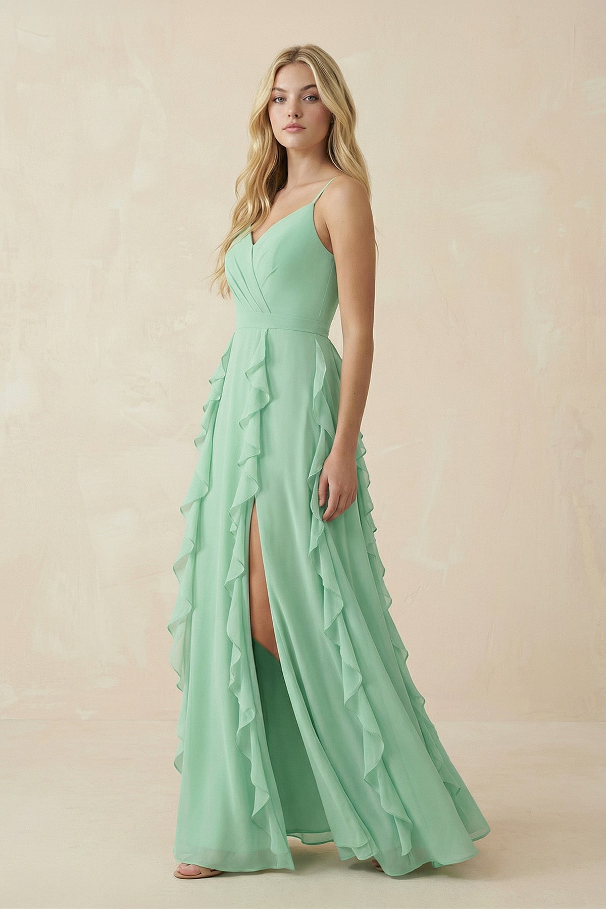 Robe demoiselle d’honneur pale pistachio longue à fines bretelles sans manches avec fente - Harana