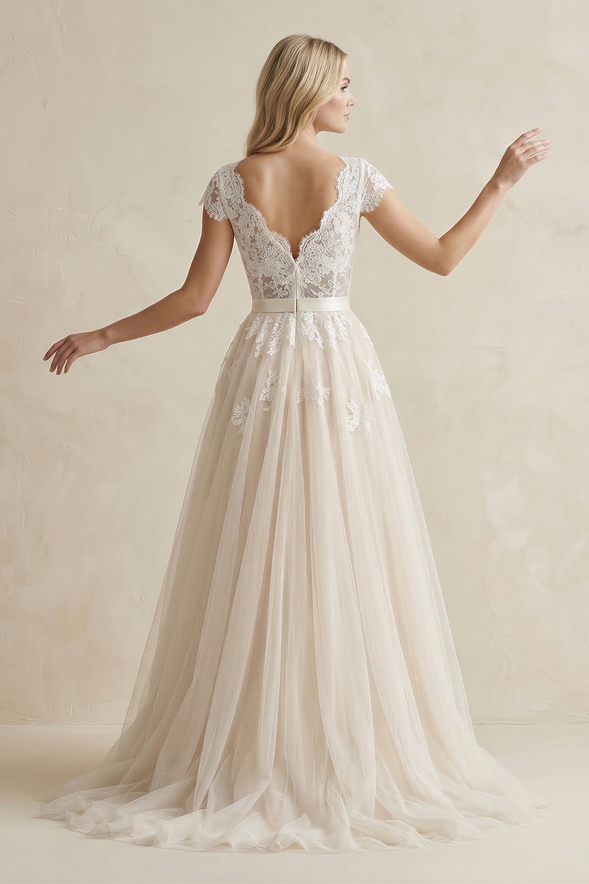 Robe de mariée ivoire trapèze en dentelle à col V - Harana