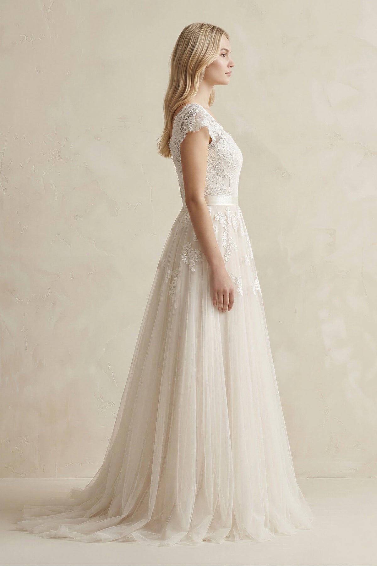 Robe de mariée ivoire trapèze en dentelle à col V - Harana