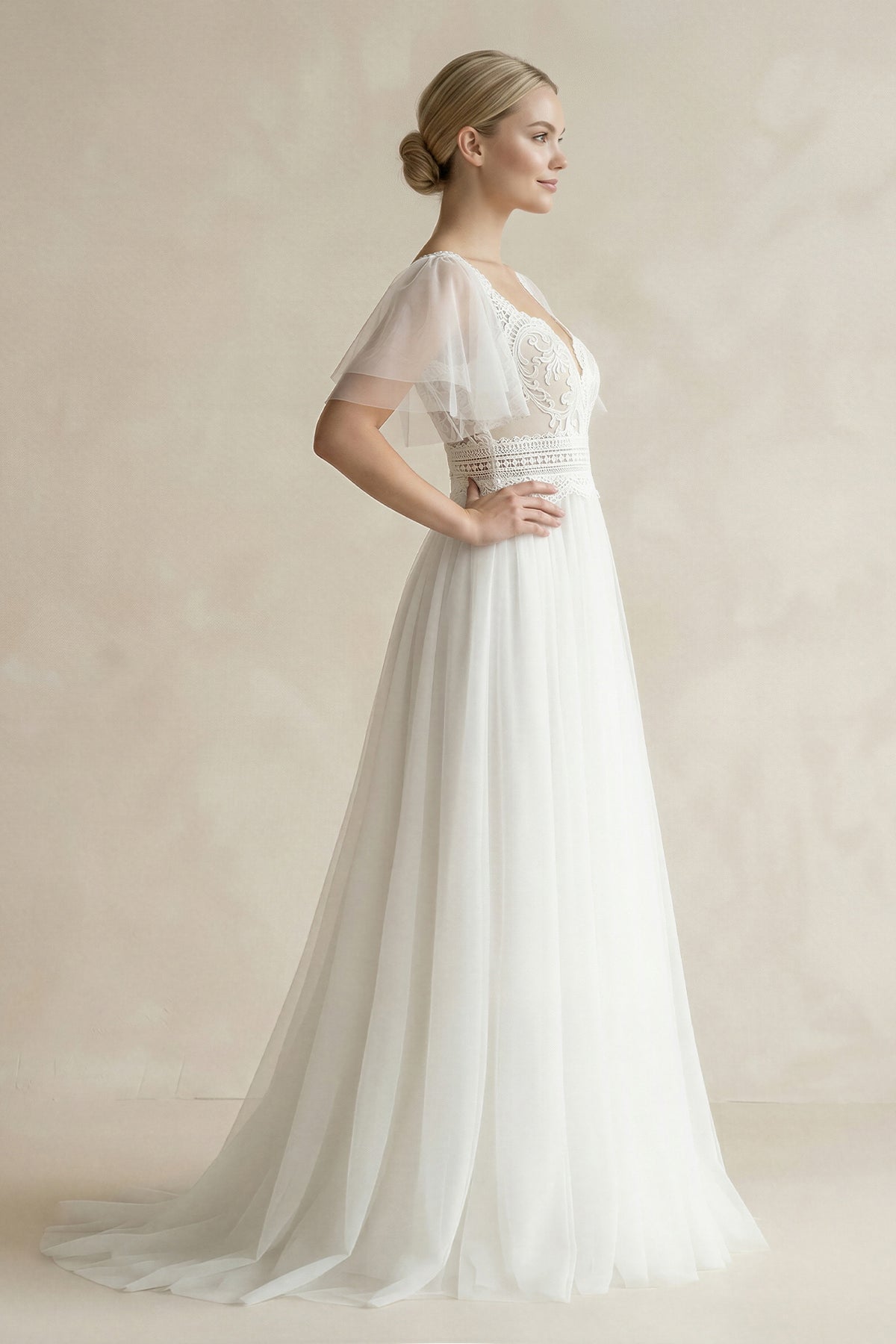Robe de mariée blanche trapèze en dentelle à col V manches courtes - Harana