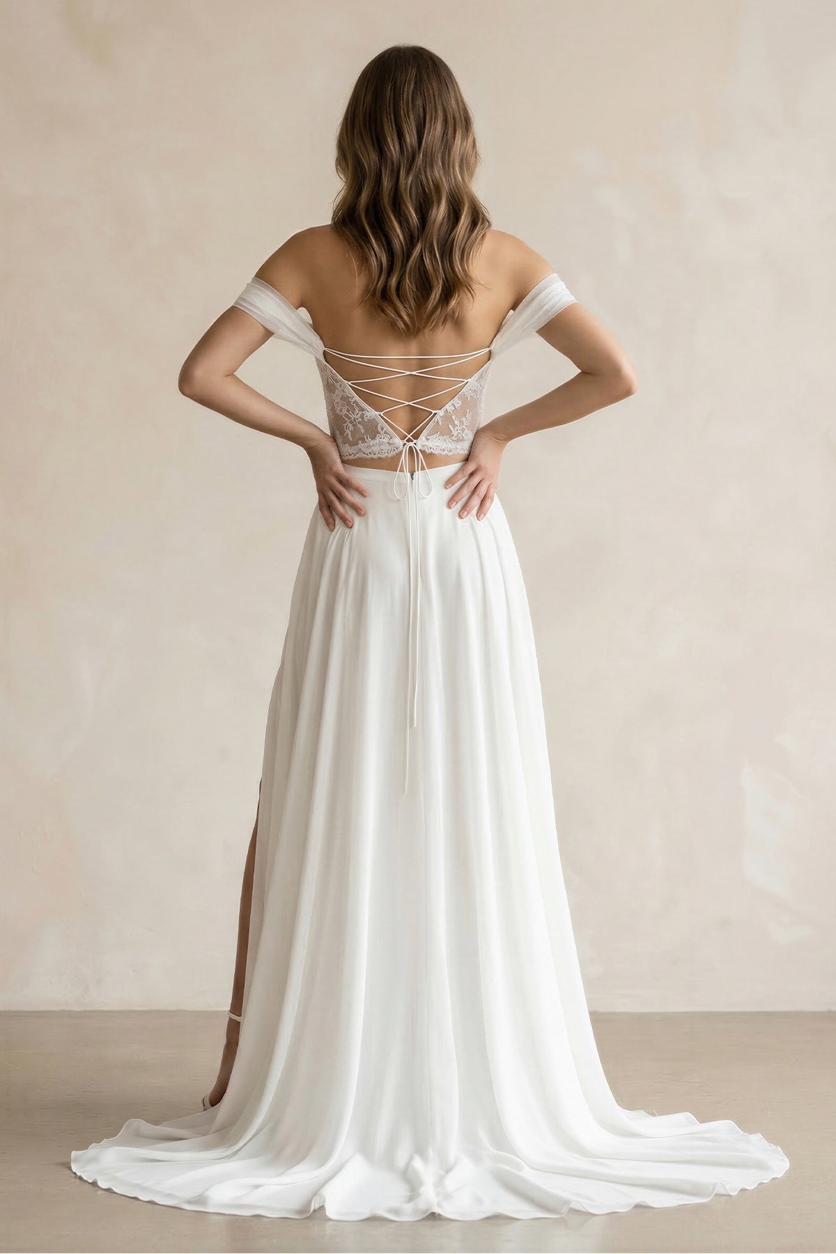 Robe de mariée blanche trapèze en mousseline à épaules dénudées avec fente - Harana