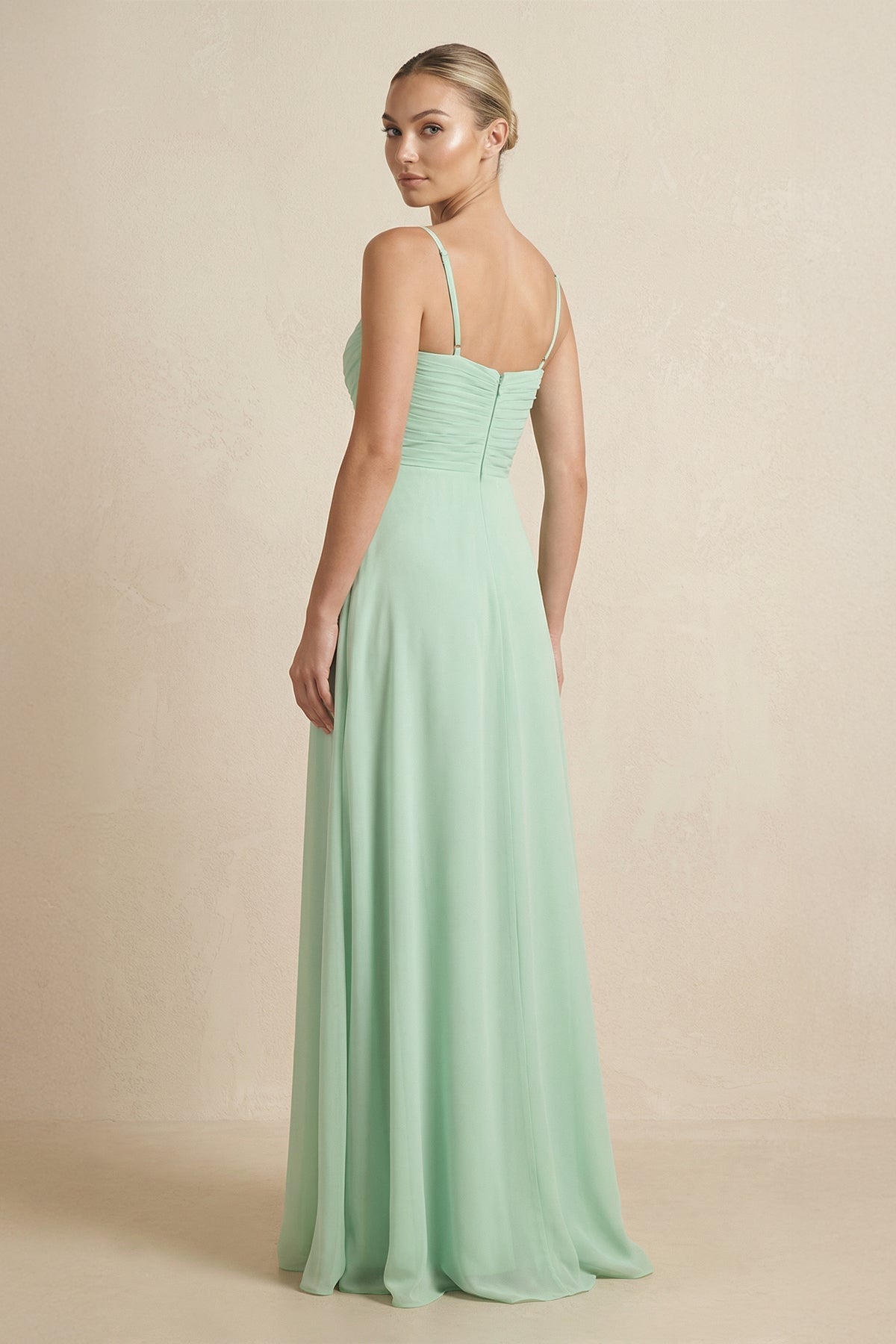 Robe demoiselle d’honneur pale pistachio longue col V sans manches avec fente - Harana