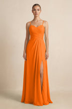 Robe longue orange en mousseline coupe trapèze plissée décolleté V - Harana