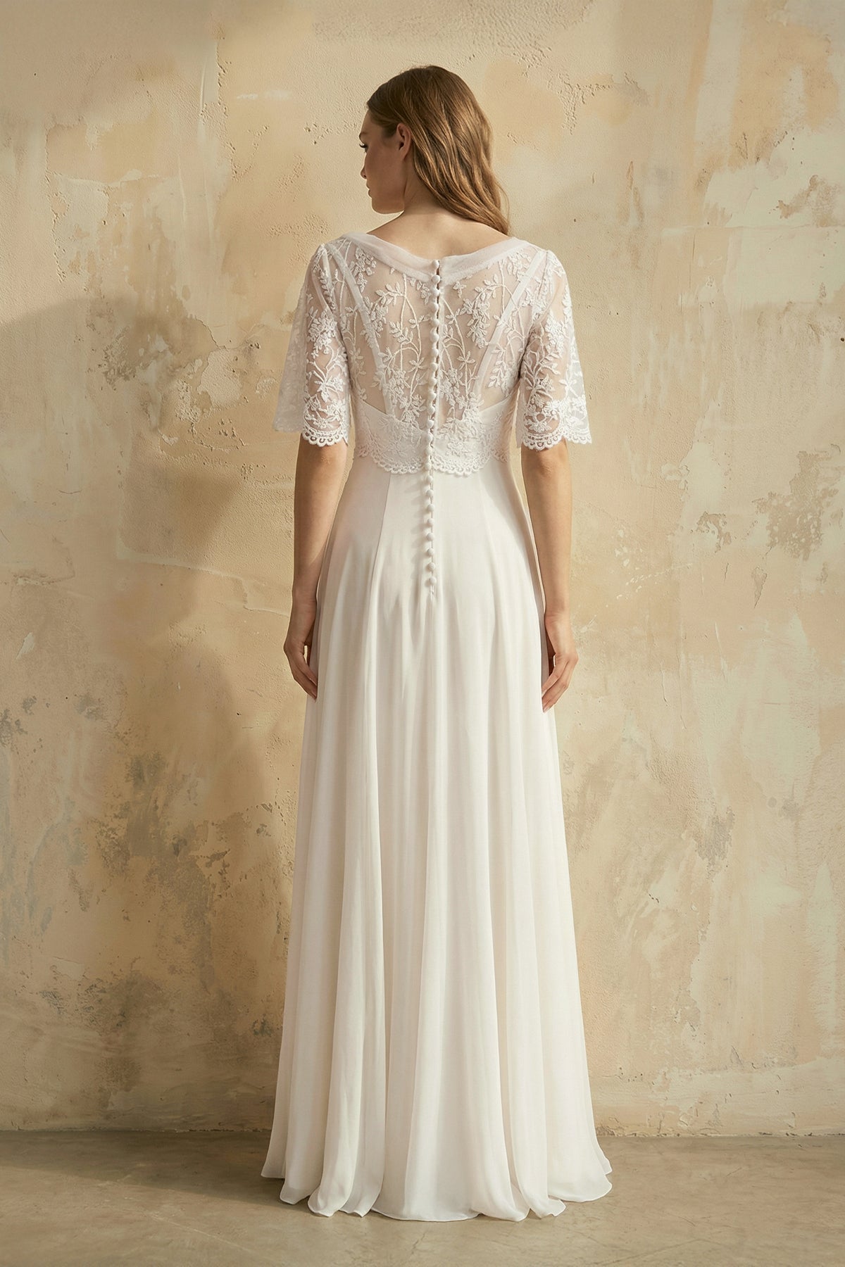 Robe de mariée ivoire en mousseline coupe trapèze à col V et manches courtes - Harana