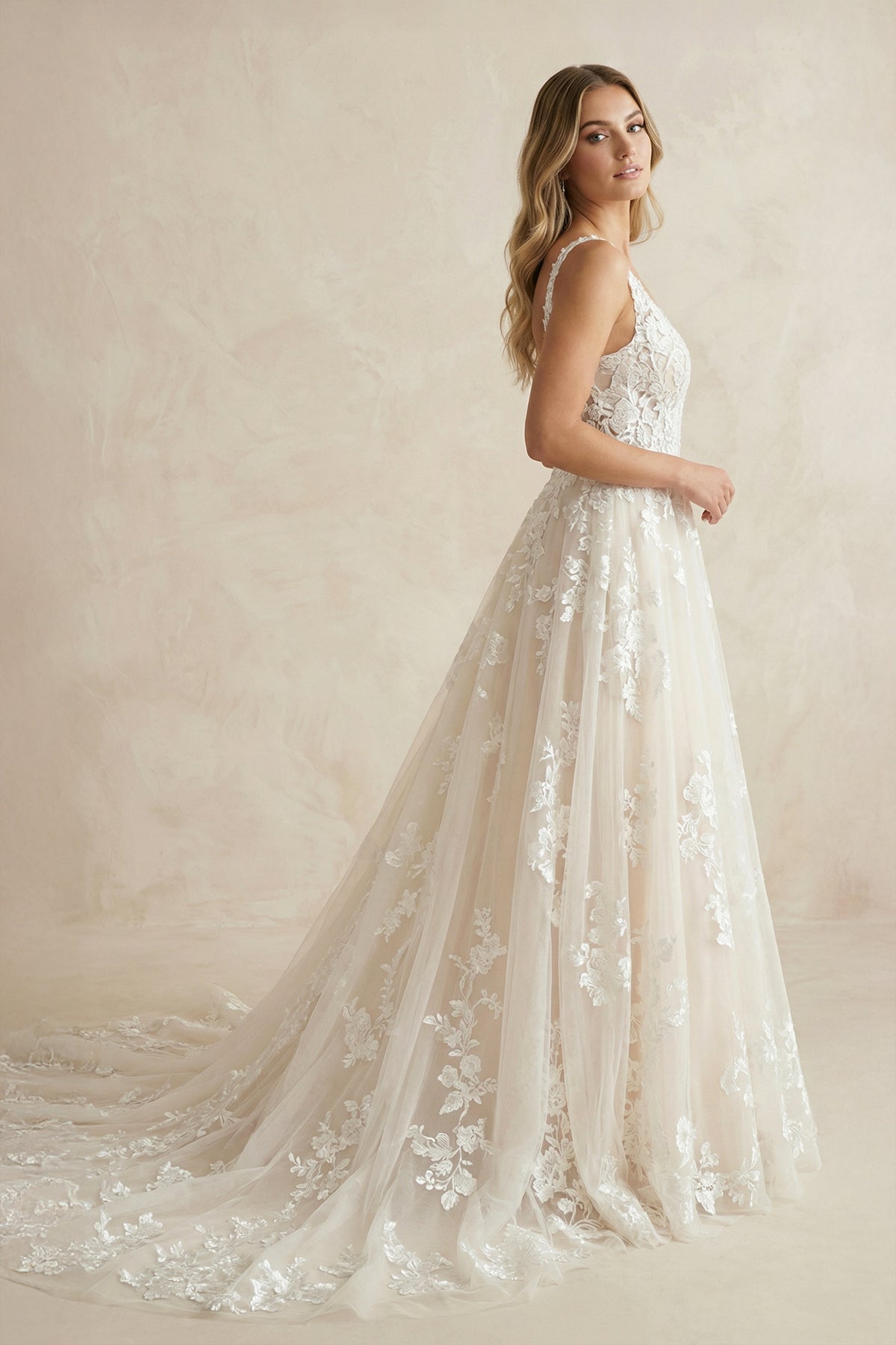 Robe de mariée blanche et nude trapèze en tulle à col V - Harana