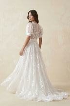 Robe de mariée blanche en tulle coupe trapèze à col V ornée d’appliqués avec ceinture - Harana