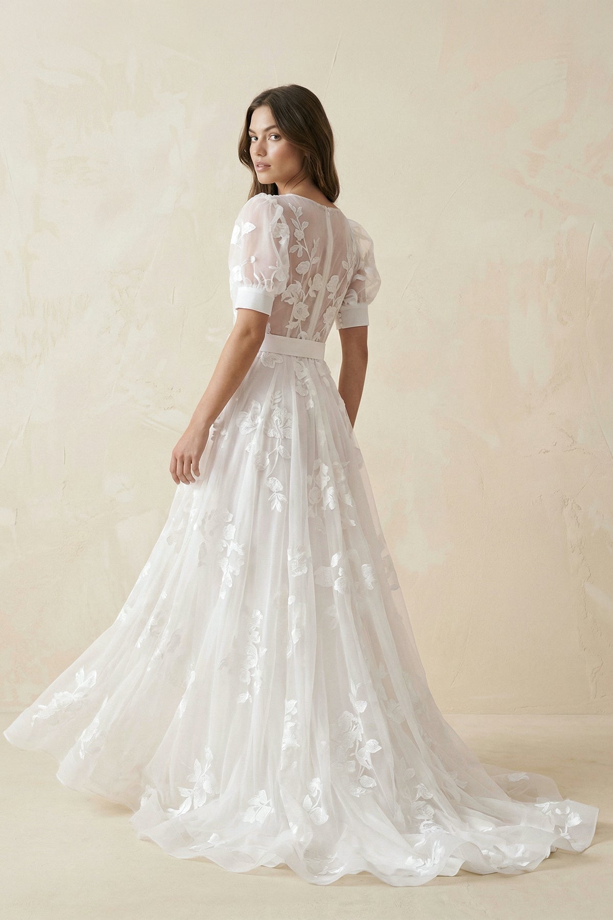Robe de mariée blanche en tulle coupe trapèze à col V ornée d’appliqués avec ceinture - Harana