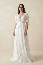 Robe de mariée blanche en tulle coupe trapèze à col V ornée d’appliqués avec ceinture - Harana
