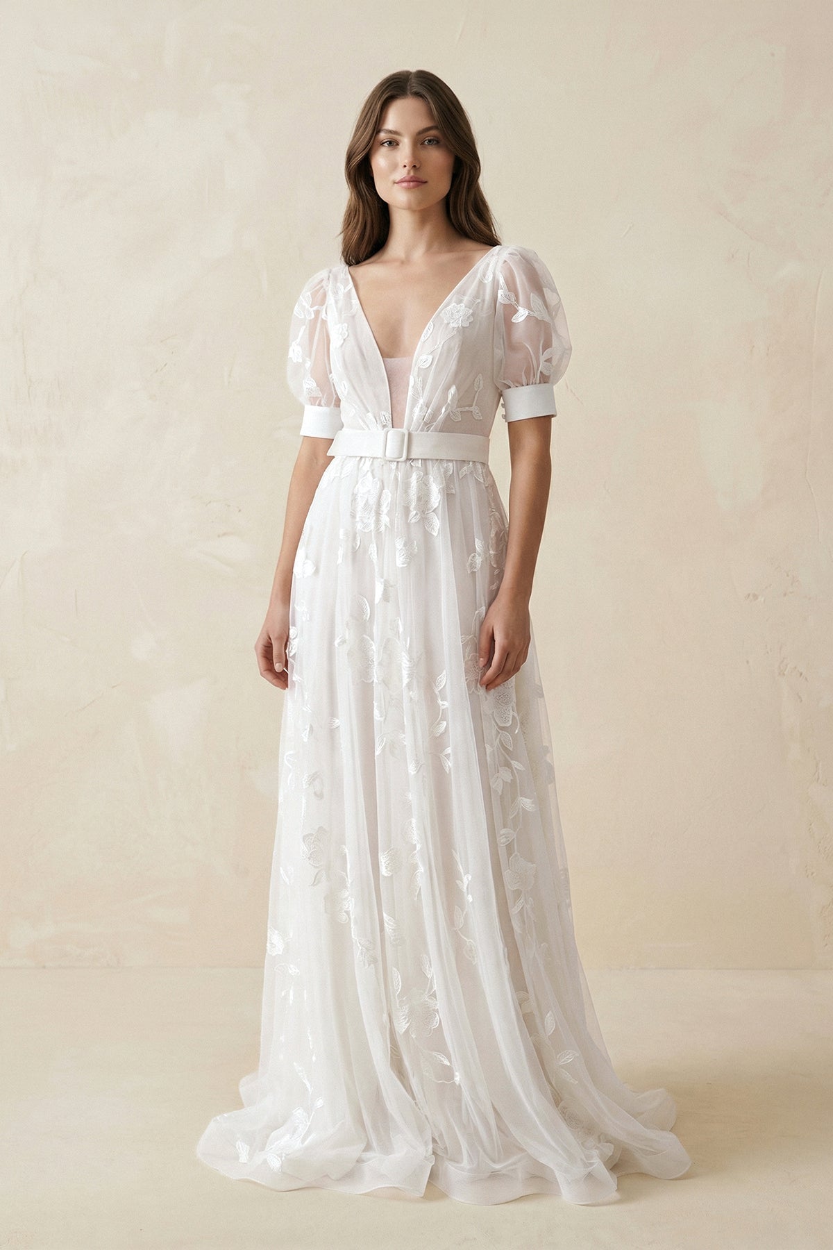 Robe de mariée blanche en tulle coupe trapèze à col V ornée d’appliqués avec ceinture - Harana