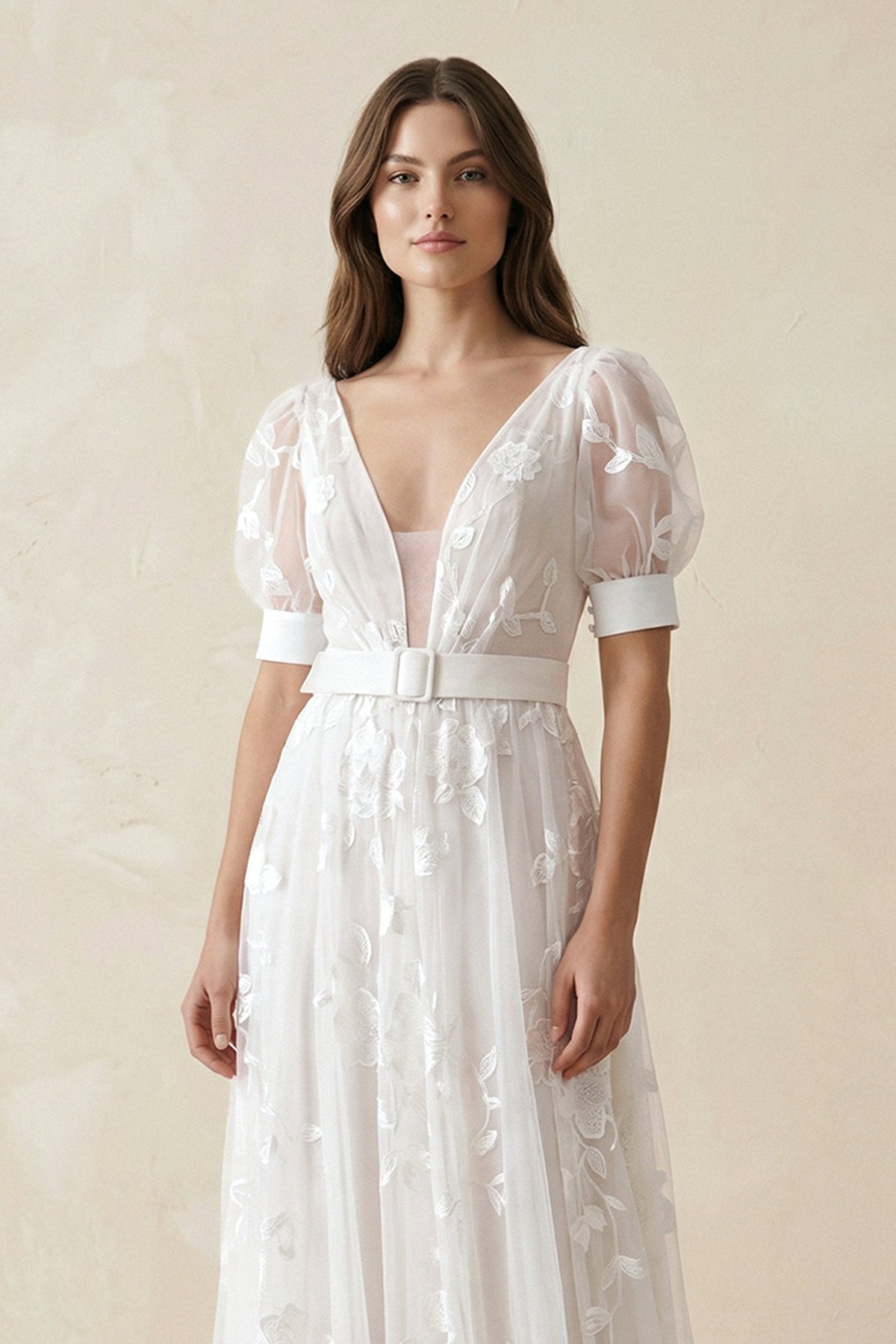 Robe de mariée blanche en tulle coupe trapèze à col V ornée d’appliqués avec ceinture - Harana
