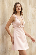 Robe courte rose perlée avec nœud - Harana