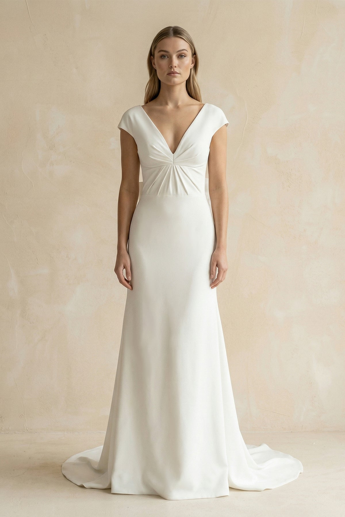 Robe de mariée blanche satinée coupe sirène à col V et manches courtes effet drapé - Harana
