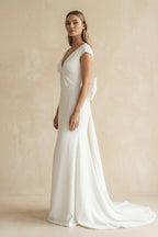 Robe de mariée blanche satinée coupe sirène à col V et manches courtes effet drapé - Harana
