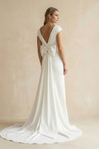 Robe de mariée blanche satinée coupe sirène à col V et manches courtes effet drapé - Harana