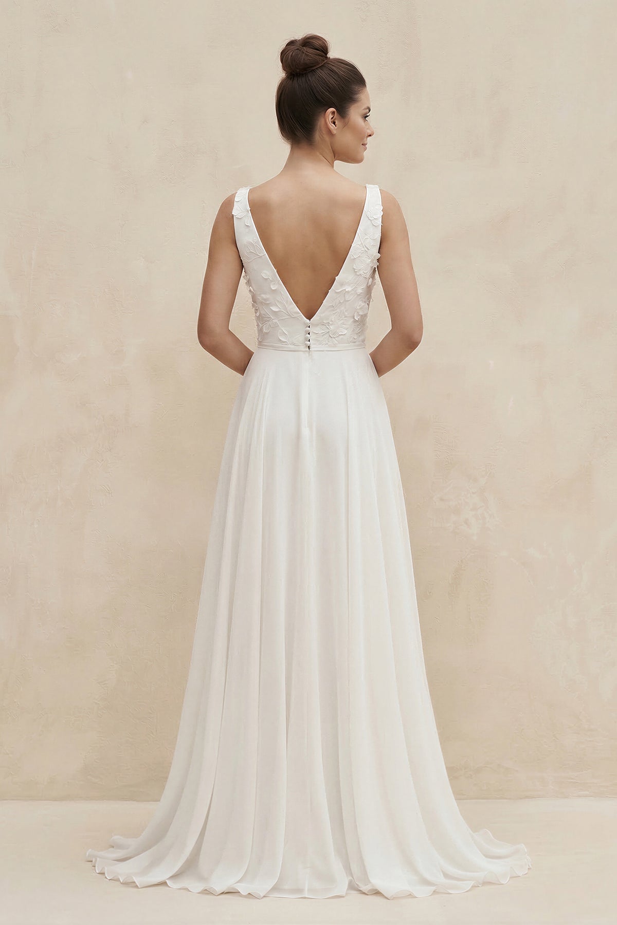 Robe de mariée blanche trapèze en mousseline à col V sans manches - Harana