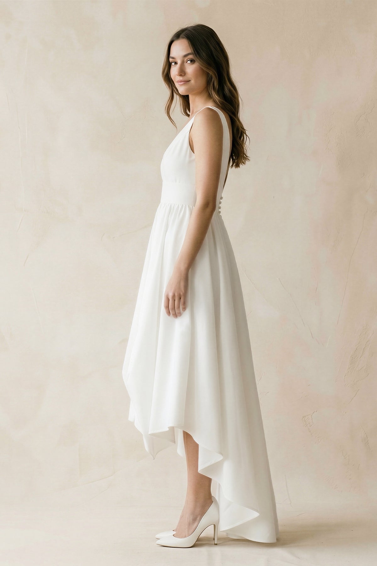 Robe de mariée blanche trapèze en mousseline à col V sans manches - Harana