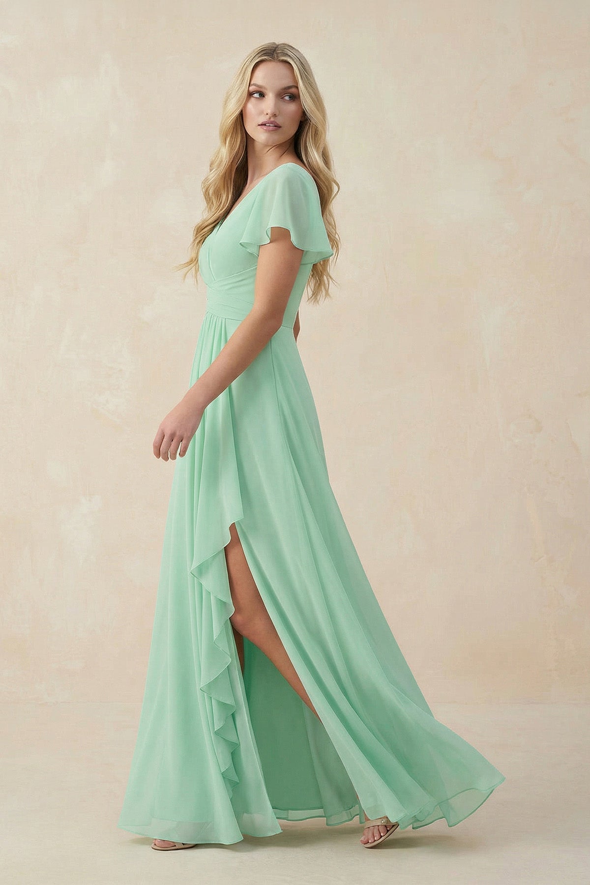 Robe demoiselle d’honneur pale pistachio longue col V avec fente en mousseline - Harana