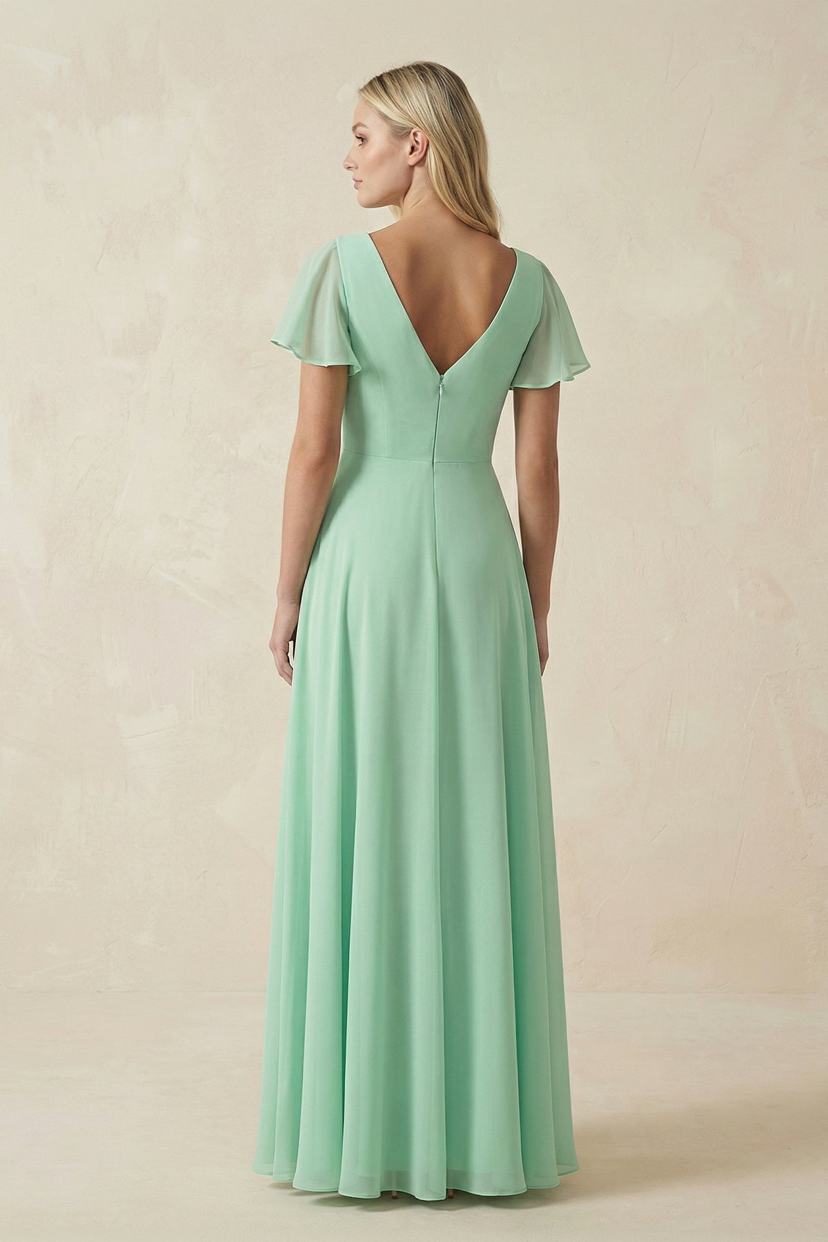 Robe demoiselle d’honneur pale pistachio longue col V avec fente en mousseline - Harana