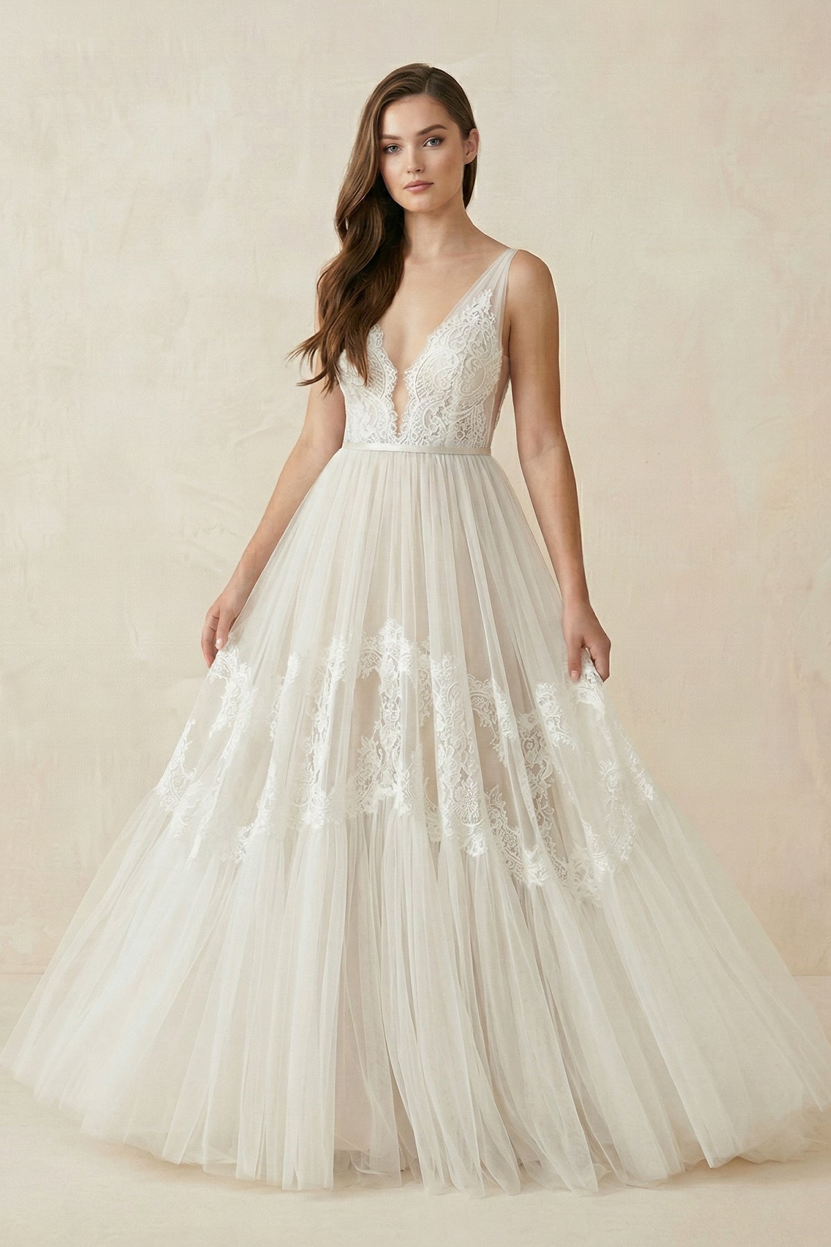 Robe de mariée blanche et nude trapèze en dentelle à col V - Harana