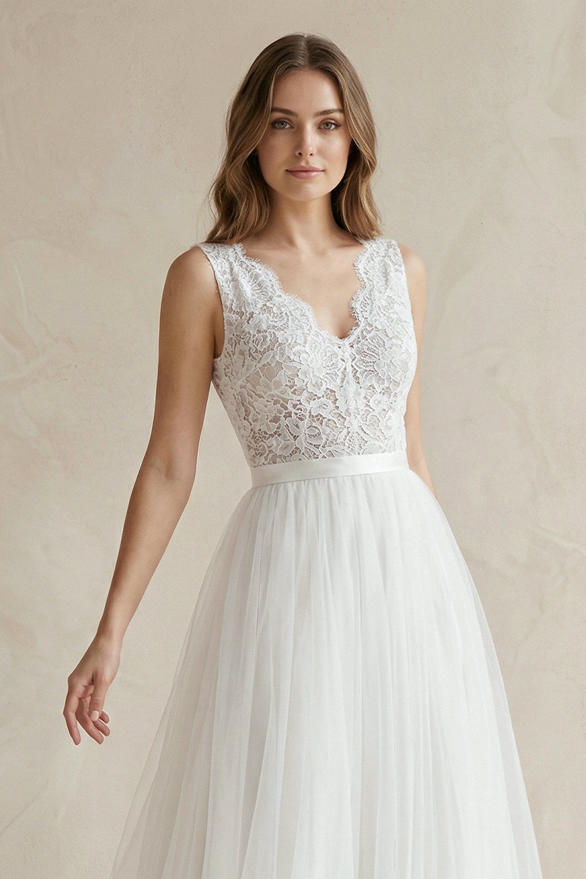 Robe de mariée blanche trapèze en dentelle à col V sans manches - Harana