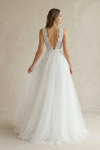 Robe de mariée blanche trapèze en dentelle à col V sans manches - Harana